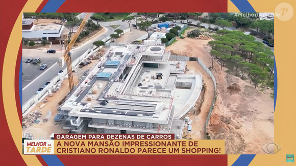 A estrutura da casa mistura concreto claro, vidro panorâmico e ambientes integrados à paisagem litorânea. O visual moderno é tão grandioso que muitos internautas compararam o projeto a um shopping de luxo ou a um resort internacional