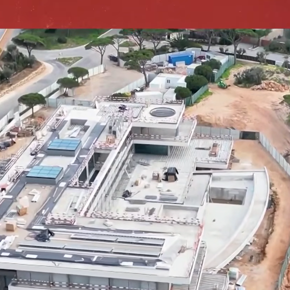 A estrutura da casa mistura concreto claro, vidro panorâmico e ambientes integrados à paisagem litorânea. O visual moderno é tão grandioso que muitos internautas compararam o projeto a um shopping de luxo ou a um resort internacional