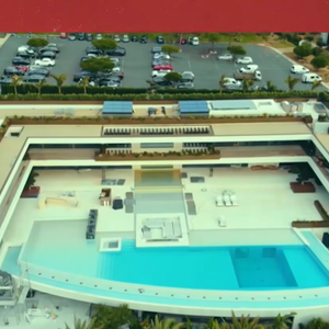 A propriedade ocupa um terreno gigantesco de aproximadamente 12 mil m² totalmente voltado para o Oceano Atlântico. Já a área construída chega a cerca de 5 mil m² distribuídos em apenas dois andares, uma escolha pensada justamente para preservar a discrição visual da região