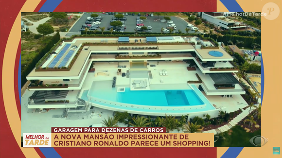 A propriedade ocupa um terreno gigantesco de aproximadamente 12 mil m² totalmente voltado para o Oceano Atlântico. Já a área construída chega a cerca de 5 mil m² distribuídos em apenas dois andares, uma escolha pensada justamente para preservar a discrição visual da região