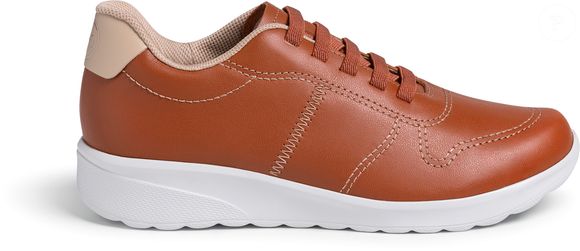 Os tênis também ganharam espaço definitivo no guarda-roupa feminino e a Usaflex não deixou essa tendência de fora. O 'Tênis Couro Marrom Costura' aparece como sugestão para mães modernas que gostam de unir praticidade e estilo por R$ 349,99