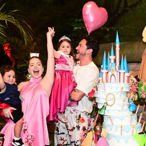 Viih Tube e Eliezer posaram ao lado dos filhos Lua e Ravi durante a festa de aniversário