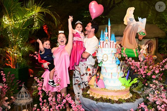 Viih Tube e Eliezer posaram ao lado dos filhos Lua e Ravi durante a festa de aniversário