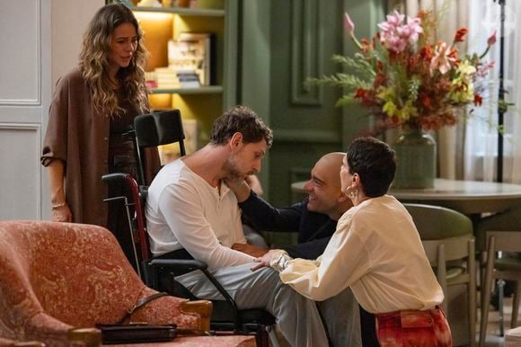 Afonso (Humberto Carrão) e Celina (Malu Galli) estarrecidos ao ver Heleninha (Paolla Oliveira) entrar com Leonardo (Guilherme Magon).
