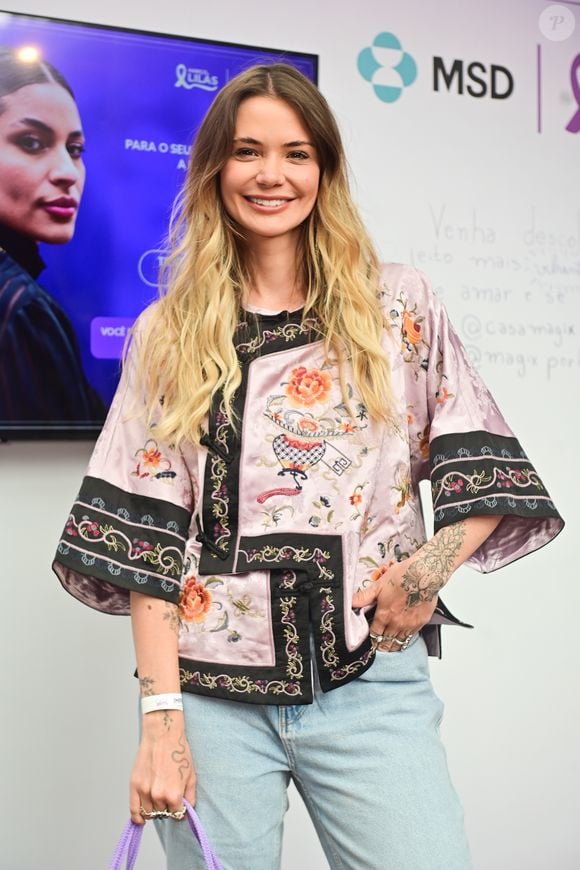 Falando em ex-BBB, Marcela McGowan decidiu fugir do óbvio e escolheu como ponto central do look um kimono com estética oriental, bordado e cheio de personalidade
