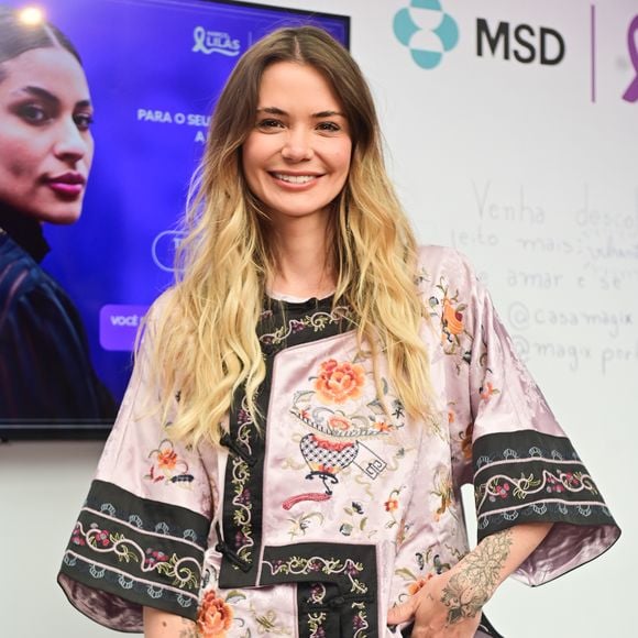 Falando em ex-BBB, Marcela McGowan decidiu fugir do óbvio e escolheu como ponto central do look um kimono com estética oriental, bordado e cheio de personalidade