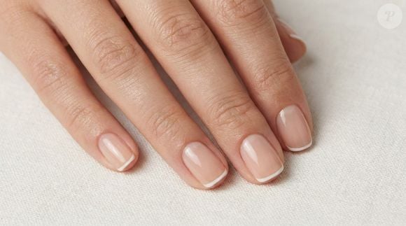 A francesa ganha versão minimal: linha branca ultrafina sobre base nude mantém o ar atemporal com atualização discreta e precisa