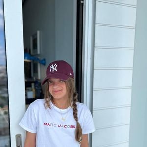 Este é um dos poucos cliques de Rafa Justus usando boné em suas redes sociais