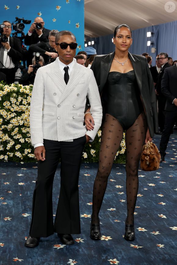 Helen, esposa do cantor Pharrell Williams se destaca no Met Gala 2025 com uma meia-calça rendada da Louis Vuitton e um look futurista que desafia a moda tradicional