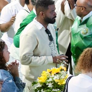 A família de Arlindo Cruz colocou várias chopeiras no velório. Ao longo da despedida, atos musicais serão feitos em sua homenagem