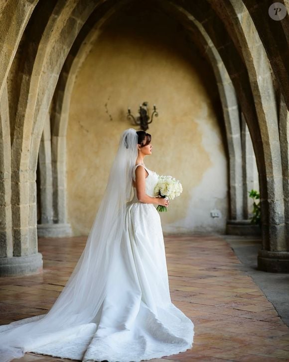 Vestido de noiva de Franciny Ehlke tem tecido branco encorpado