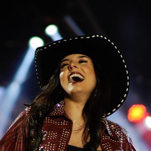 A cantora Ana Castela é fã de jaquetas e chapéus em suas produções