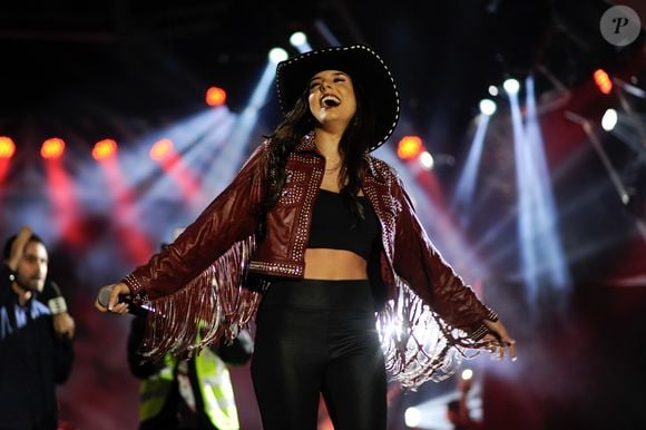 A cantora Ana Castela é fã de jaquetas e chapéus em suas produções