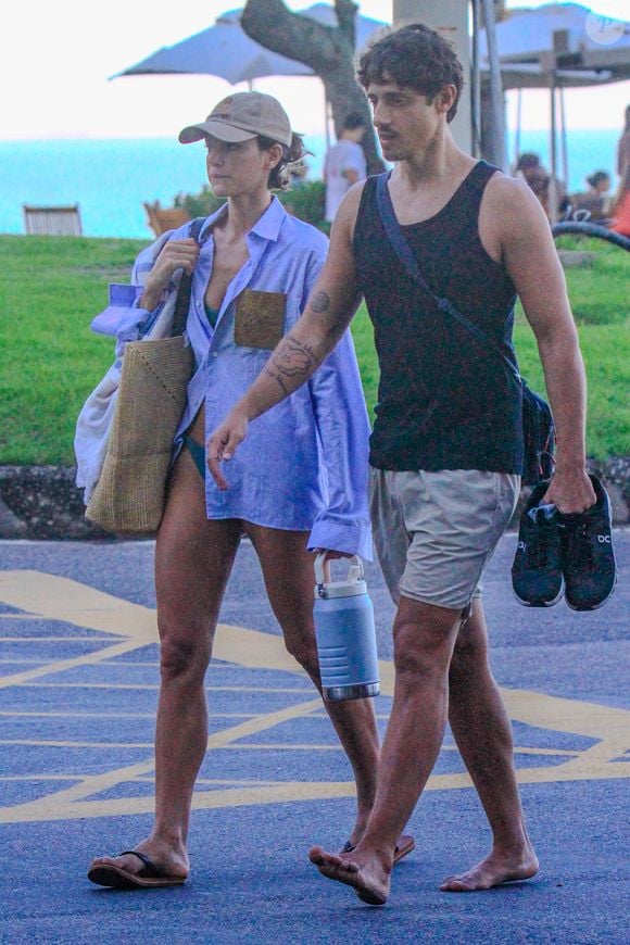 A produção usada por Bruna Marquezine reforçou o estilo despojado que a atriz costuma apostar fora dos eventos