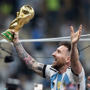 Segundo informações da Reuters e do Arte que Acontece, a maior estátua de Lionel Messi do planeta ultrapassou o universo do futebol e se tornou um marco histórico para Cutral Co, cidade da Patagônia que hoje atrai visitantes graças ao monumento de 26 metros