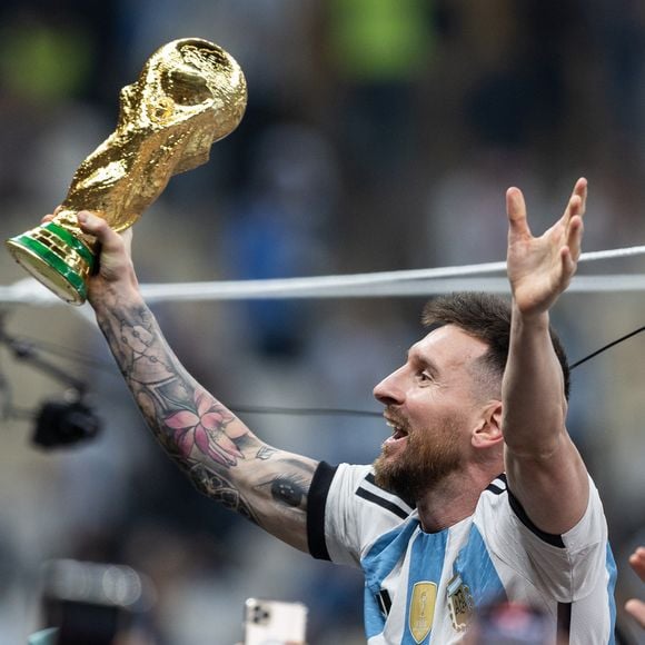 Segundo informações da Reuters e do Arte que Acontece, a maior estátua de Lionel Messi do planeta ultrapassou o universo do futebol e se tornou um marco histórico para Cutral Co, cidade da Patagônia que hoje atrai visitantes graças ao monumento de 26 metros