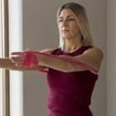Os exercícios com faixa elástica são perfeitos para pessoas com mais de 60 anos que desejam aumentar a força: Eles aumentam a massa muscular e mantêm a mobilidade