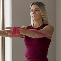 Os exercícios com faixa elástica são perfeitos para pessoas com mais de 60 anos que desejam aumentar a força: Eles aumentam a massa muscular e mantêm a mobilidade