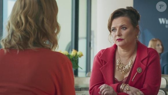A protagonista encontra o corpo de uma mulher com o mesmo colar que ela deu para sua melhor amiga, desaparecida anos antes