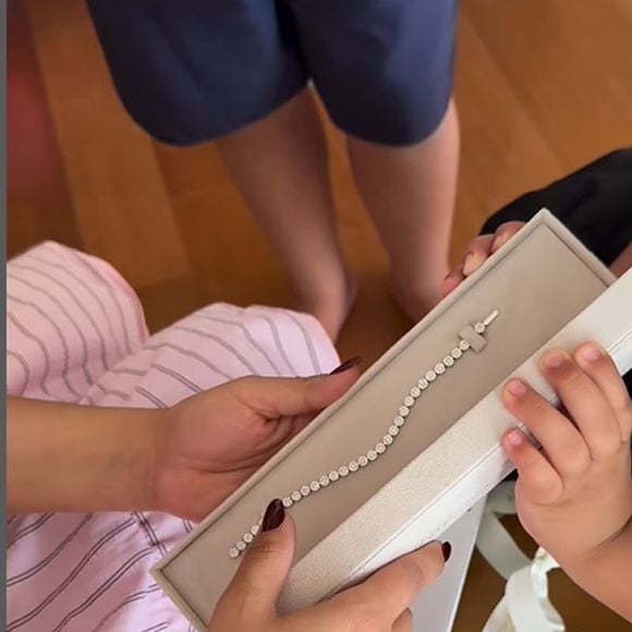 Simone ganhou de presente uma pulseira de luxo