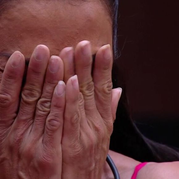 Em seguida, Gracyanne caiu no choro e disse ter vergonha de ter passado necessidades no passado