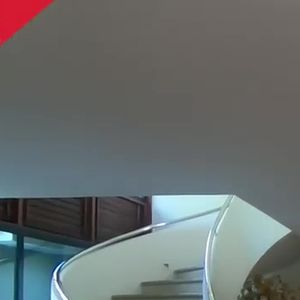 Mansão de Anitta traz uma sala enorme, dividida em três ambientes