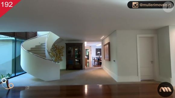 Mansão de Anitta traz uma sala enorme, dividida em três ambientes