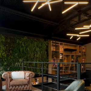 A mansão de Felipe Titto, colocada à venda por nada menos que R$ 30 milhões, é daquelas propriedades que impressionam já no primeiro olhar e continuam surpreendendo em cada detalhe.