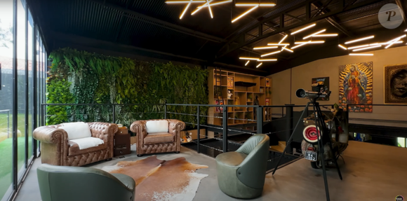 A mansão de Felipe Titto, colocada à venda por nada menos que R$ 30 milhões, é daquelas propriedades que impressionam já no primeiro olhar e continuam surpreendendo em cada detalhe.