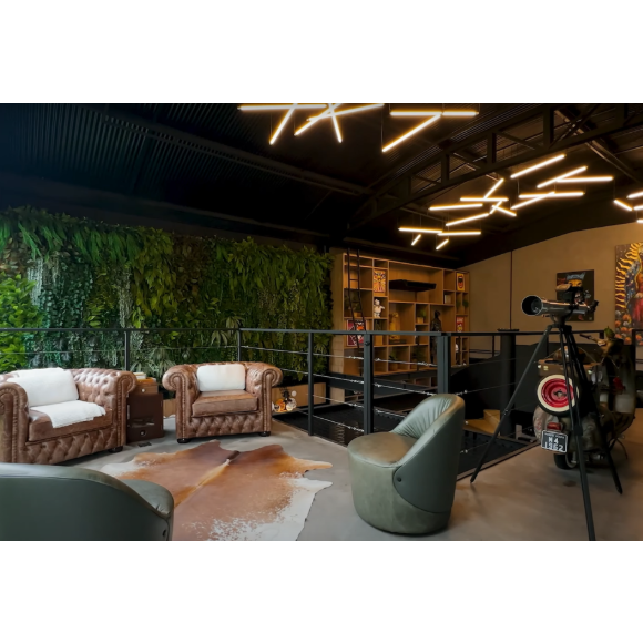 A mansão de Felipe Titto, colocada à venda por nada menos que R$ 30 milhões, é daquelas propriedades que impressionam já no primeiro olhar e continuam surpreendendo em cada detalhe.