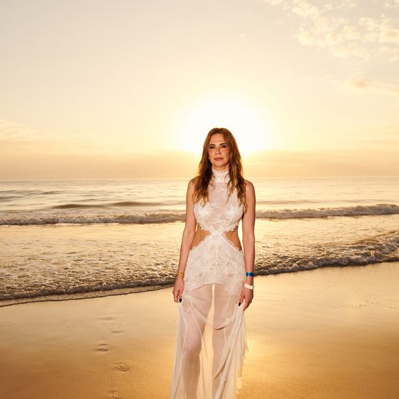 O look usado por Luciana Gimenez no Réveillon 2026 tinha gola alta e renda