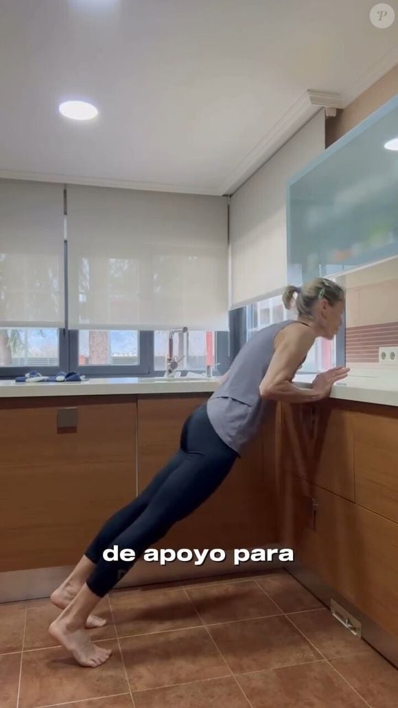 A flexão de bancada, com o corpo mais inclinado, exige mais força e disciplina