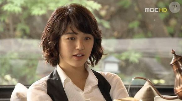 Go Eun-chan (O Príncipe do Café): se passa por homem para conseguir emprego em uma cafeteria