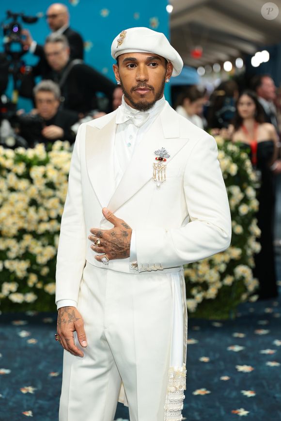 Extremamente elegante, Lewis Hamilton brilha no Met Gala 2025 vestindo Louis Vuitton. O tema deste ano celebra a alfaiataria negra como expressão de estilo, resistência e afirmação identitária ao longo da história dos homens negros