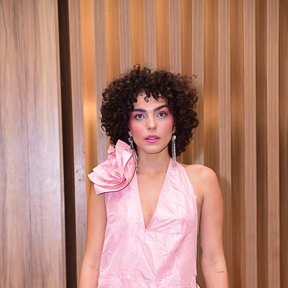 Corte chanel da atriz Julia Konrad inspira donas de fios cacheados