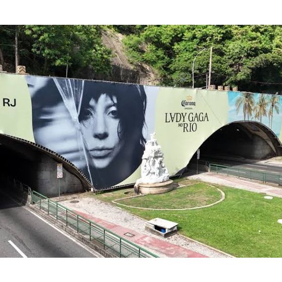 Painel com nome de Lady Gaga é retirado de túnel no Rio e alimenta rumores sobre possível cancelamento do show