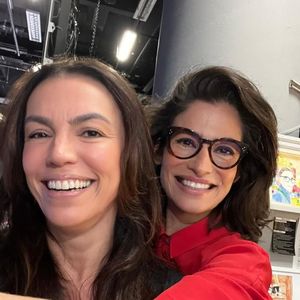 Renata Vasconcellos surpreende ao publicar foto espontânea ao lado de Ana Paula Araújo nos bastidores da Globo, um registro raro da vida fora da bancada