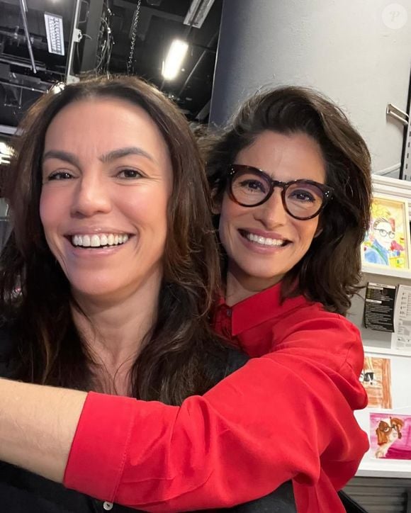 Renata Vasconcellos surpreende ao publicar foto espontânea ao lado de Ana Paula Araújo nos bastidores da Globo, um registro raro da vida fora da bancada