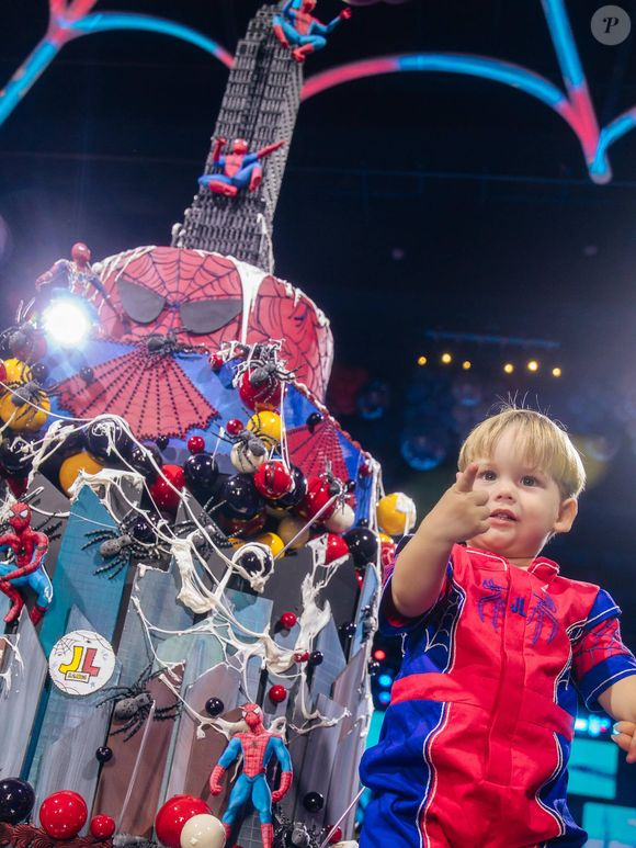Entre a teia iluminada no teto, os personagens, os brindes personalizados e os looks da família, a festa de 2 anos de José Leonardo levou o tema do Homem-Aranha aos diferentes detalhes da comemoração.
