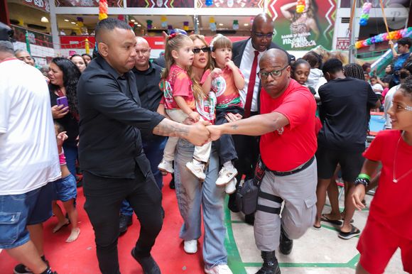 Virgínia Fonseca chegou a ser cercada por seguranças enquanto caminhava pela quadra da Grande Rio