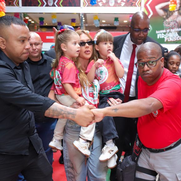 Virgínia Fonseca chegou a ser cercada por seguranças enquanto caminhava pela quadra da Grande Rio