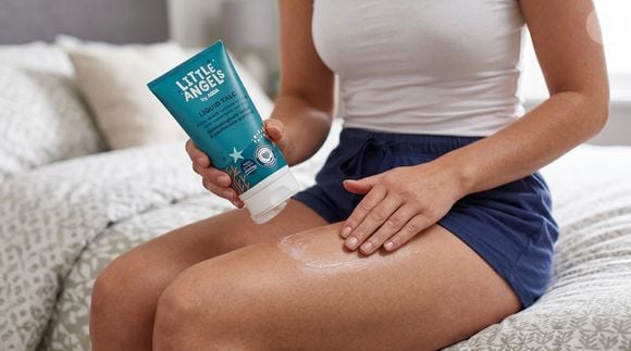 Segundo a Vogue UK, o talco líquido virou tendência no Reino Unido por oferecer proteção contra o atrito entre as coxas sem deixar resíduos de pó nas roupas