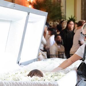 Com Preta Gil no caixão, Duda Beat se emociona no adeus à cantora, filha de Gilberto Gil, em velório