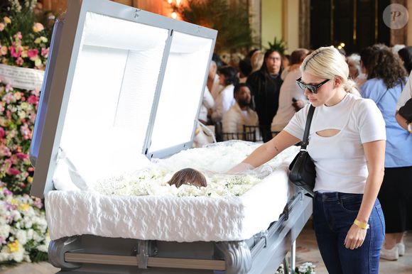 Com Preta Gil no caixão, Duda Beat se emociona no adeus à cantora, filha de Gilberto Gil, em velório