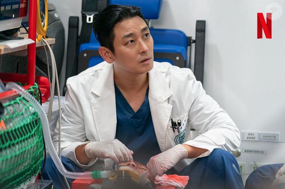 Ju Ji-hoon interpreta Baek Kang-hyuk, o médico responsável por transformar um hospital universitário em um grande pronto socorro