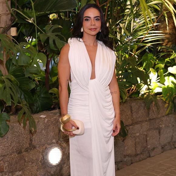 Belinha Lopes: Apostou no glamour clássico com um vestido longo branco de decote em "V" profundo, drapeado no busto e na cintura alta, finalizando o look com maxibracelete dourado e bolsa de mão estruturada clara