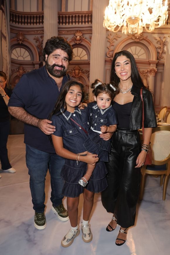Fabiano, dupla de César Menotti, levou esposa e filhos à festa da filha de Zezé Di Camargo e Graciele Lacerda