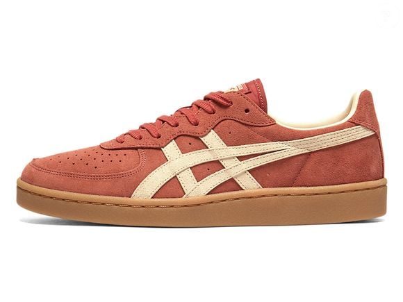 O Onitsuka Tiger GSM é uma alternativa para quem deseja variar os tênis do guarda-roupa sem abrir mão de um design clássico. Inspirado nos modelos de quadra dos anos 1980, o calçado combina referências esportivas com uma proposta elegante e versátil