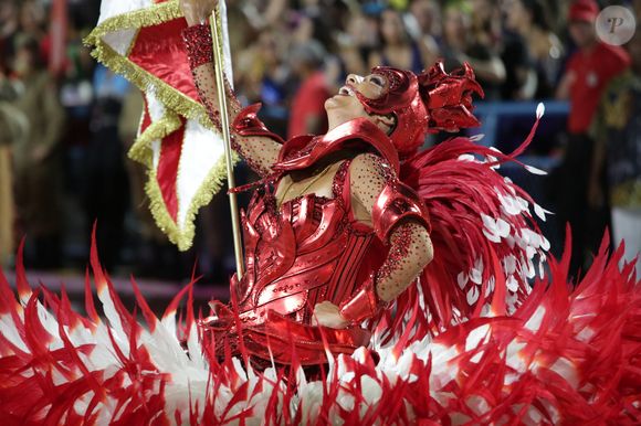 Porta-bandeira do Salgueiro tranca perfil após affair vir à tona