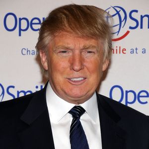 2008: Donald Trump participa do evento Operation Smile Gala